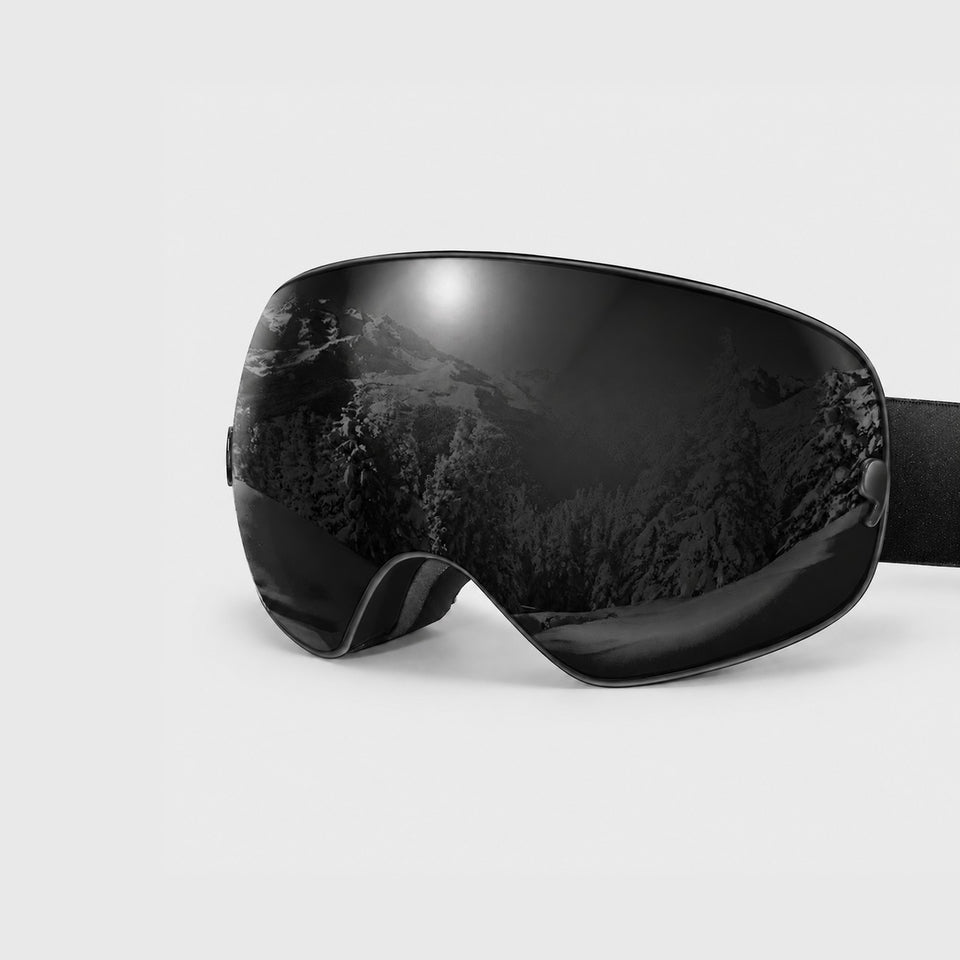 Spherical snow goggle, black frame edge, dark smoke lens, black strap